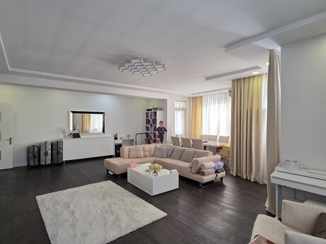 4 otaqlı mənzil, 200 m², 28 May: 650 000 ₼ 2