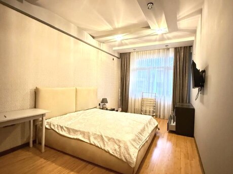 Kirayə 3 otaqlı mənzil, 135 m², İnşaatçılar: 1 050 ₼/ay 3