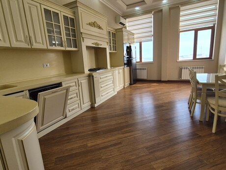 4 otaqlı mənzil, 242 m², 28 May: 950 000 ₼ 2