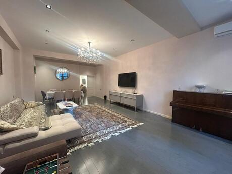 4 otaqlı mənzil, 220 m², 7 Points: 650 000 ₼ 2