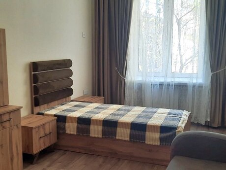 4-room apartment for rent, 100 m², Nizami: 1 200 ₼/mo 5