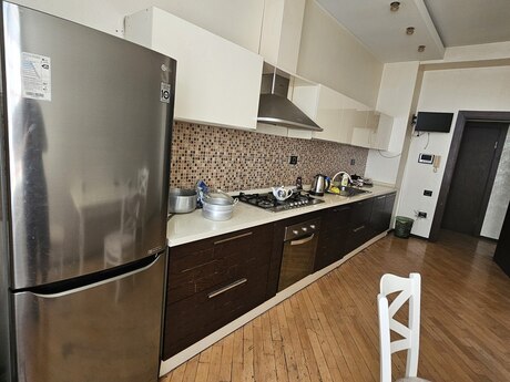 Kirayə 3 otaqlı mənzil, 140 m², İnşaatçılar: 200 ₼/ay 4