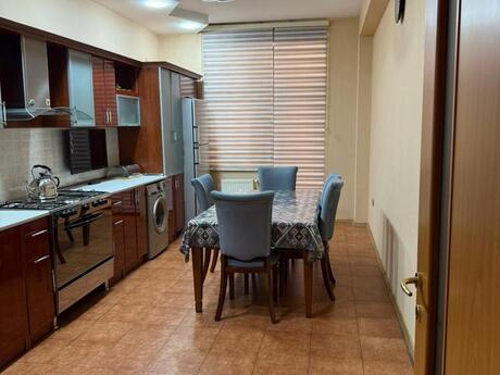28 Mayda 4 otaqlı yeni tikili mənzil satılır, 185 m², 600 000 AZN, şəkil 5 / 12