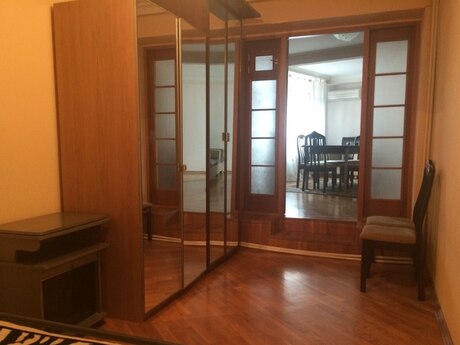 Nərimanovda 4 otaqlı köhnə tikili mənzil satılır, 96 m², 225 000 AZN, şəkil 2 / 12