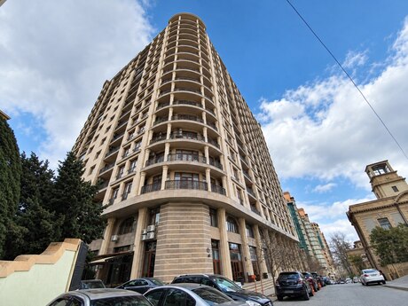 4 otaqlı mənzil, 183 m², 28 May: 550 000 ₼ 2