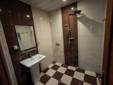 3-room apartment for rent, 100 m², 8-ci kilometr: 650 ₼/mo 4