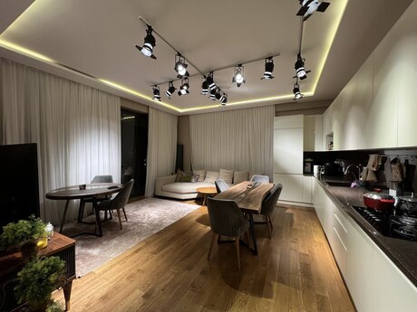 4 otaq · 160 m² · 8/17 mərtəbə, Elmlər Akademiyası