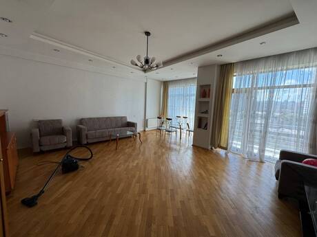 Kirayə 3 otaqlı mənzil, 150 m², 28 May: 1 300 ₼/ay 3