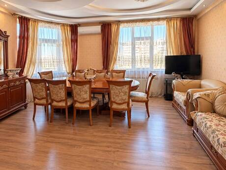 4 otaq · 131 m² · 8/17 mərtəbə, İnşaatçılar