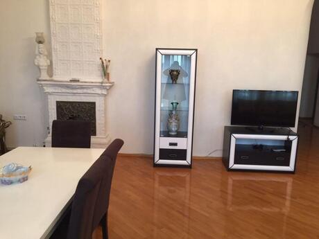 5 otaqlı mənzil, 180 m², Sahil: 1 120 000 ₼ 2