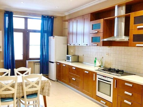 Kirayə 3 otaqlı mənzil, 148 m², 28 May: 1 200 ₼/ay 3