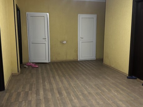 Kirayə 3 otaqlı mənzil, 130 m², İnşaatçılar: 250 ₼/ay 2