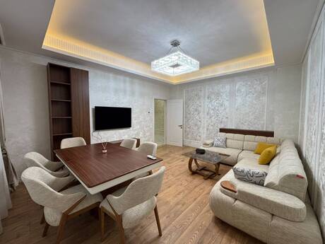 3 otaq · 132 m² · 5/7 mərtəbə, Ağ şəhər