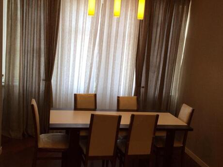 2-room apartment for rent, 90 m², Şah İsmayıl Xətai: 950 ₼/mo 3