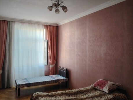 3 otaq · 110 m² · 4/12 mərtəbə, İnşaatçılar