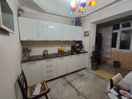 Yeni Günəşlidə 3 otaqlı köhnə tikili mənzil satılır, 90 m², 145 000 AZN, şəkil 3 / 12