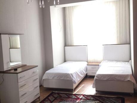 4-room apartment for rent, 200 m², Nizami: 1 998 ₼/mo 5