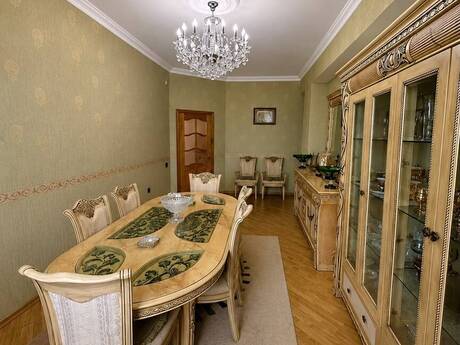 4-комнатная квартира, 130 м², İnşaatçılar: 300 000 ₼ 2