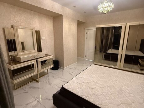 3-room apartment for rent, 120 m², 8 Noyabr: 1 800 ₼/mo 5