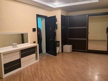 4-room apartment for rent, 200 m², Nizami: 1 500 ₼/mo 3