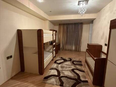 4-room apartment for rent, 200 m², Nizami: 1 500 ₼/mo 3