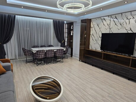 4-room apartment for rent, 180 m², İnşaatçılar: 2 450 ₼/mo 4