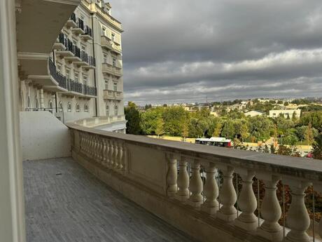 4 otaq · 165 m² · 4/7 mərtəbə, Ağ şəhər