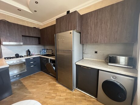 3-room apartment for rent, 84 m², Nəsimi: 1 000 ₼/mo 3