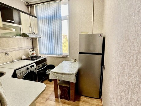 Qara Qarayevdə 2 otaqlı köhnə tikili mənzil satılır, 50 m², 165 000 AZN, şəkil 2 / 9