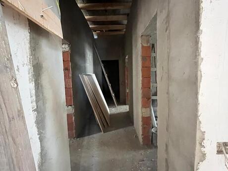 8 rooms · 217 m², Zabrat