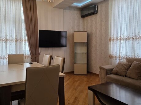 Kirayə 4 otaqlı mənzil, 130 m², İnşaatçılar: 950 ₼/ay 3