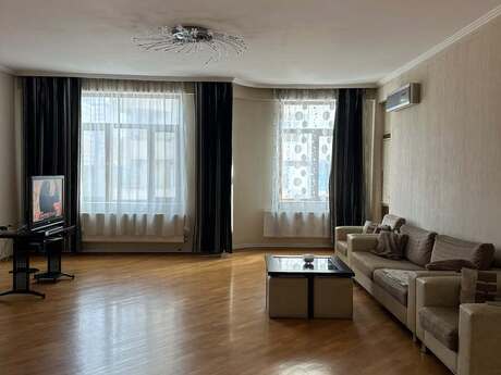 3-комнатная квартира, 171 м², 8 Noyabr: 400 000 ₼ 2
