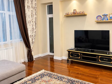 Аренда: 3-комнатная квартира, 150 м², Elmlər Akademiyası: 1 700 ₼/мес 2