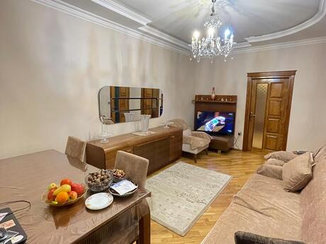 Продаётся 3-комнатная квартира в старом фонде, Memar Əcəmi, 70 м², 200 000 AZN, фото 2 / 12