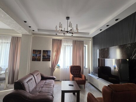 3 otaq · 95 m² · 3/7 mərtəbə, Ağ şəhər
