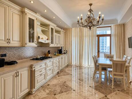 4 otaqlı mənzil, 240 m², 28 May: 700 000 ₼ 2