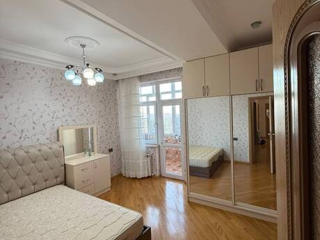 4-room apartment for rent, 159 m², Badamdar: 1 200 ₼/mo 3