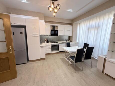 3-room apartment for rent, 115 m², Nizami: 2 500 ₼/mo 3