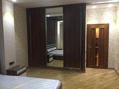 3-room apartment for rent, 140 m², Səbail: 1 000 ₼/mo 4