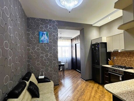 3-room apartment for rent, 110 m², 28 May: 1 300 ₼/mo 3