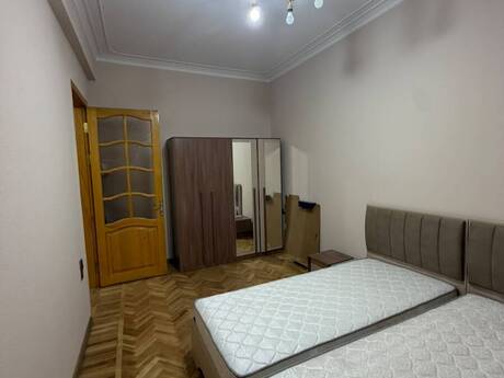 3-room apartment for rent, 90 m², Nizami: 1 050 ₼/mo 4