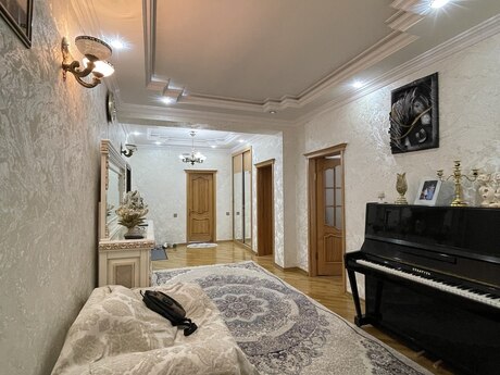 4-комнатная квартира, 140 м², 20 Yanvar: 330 000 ₼ 3