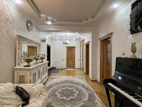 4-комнатная квартира, 140 м², 20 Yanvar: 330 000 ₼ 2
