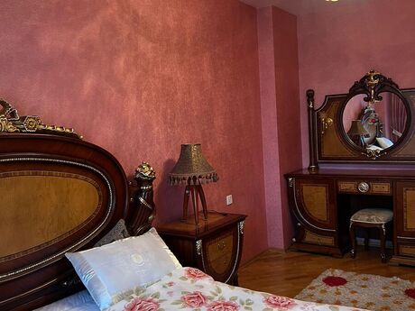 3-room apartment for rent, 140 m², Nizami: 1 400 ₼/mo 3