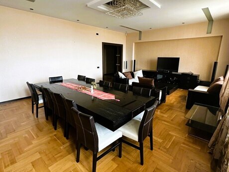 3-room apartment for rent, 180 m², Nizami: 1 800 ₼/mo 2