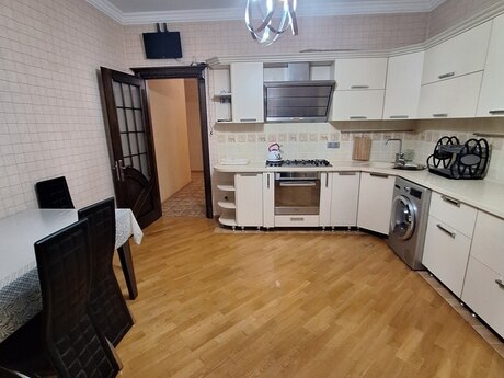 4 otaq · 136 m² · 8/15 mərtəbə, Neftçilər