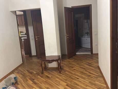İnşaatçılarda 3 otaqlı yeni tikili mənzil kirayə verilir, 170 m², 900 AZN/ay, şəkil 3 / 8