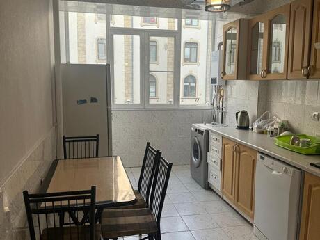 28 Mayda 4 otaqlı köhnə tikili mənzil kirayə verilir, 120 m², 1 300 AZN/ay, şəkil 3 / 12
