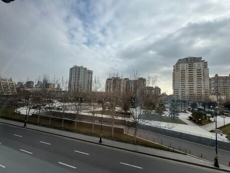 Sahildə 3 otaqlı köhnə tikili mənzil satılır, 115 m², 325 000 AZN, şəkil 2 / 12