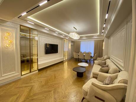 4 otaq · 233 m² · 4/17 mərtəbə, 28 May